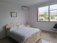 Luminoso, moderno, parqueo, piscina