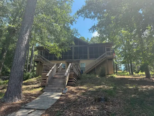 Charming lake cabin on beautiful Lake Martin - 6 bedrooms, sleeps 17