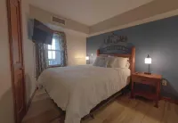 NEW! In Village Ski in/Ski out - HH#210 Hootenanny Hut sleeps 5