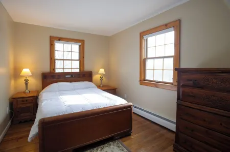 Charming 4-bedroom home with AC and WiFi close to downtown historic Honesdale