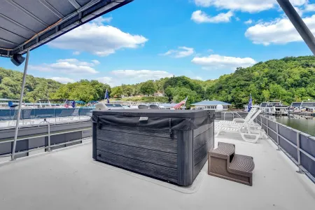 Luxurious Five Bedroom Houseboat Retreat on Center Hill Lake