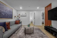Luxury : Cozy| Modern| Clean| Spacious| easy Access to major routes in Calgary
