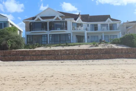 @The Waves beach accommodation with sea and mountain views!7 Bedrooms