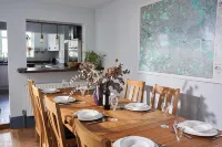 Beautiful 5 Bed Terrace with Hot Tub. Các khách sạn ở Brixham Civil Parish