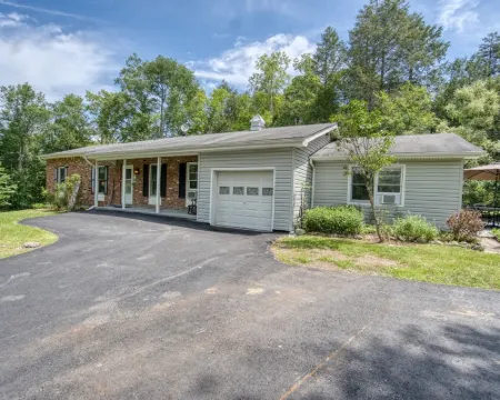 Catskills Getaway: 3BR Retreat w/ Media Room, Near Casino, Bethel Woods & More! 湯普森住宿飯店