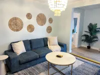 Blue Waves Getaway l Pool Putt Putt l Movies Hotels in West Bradenton