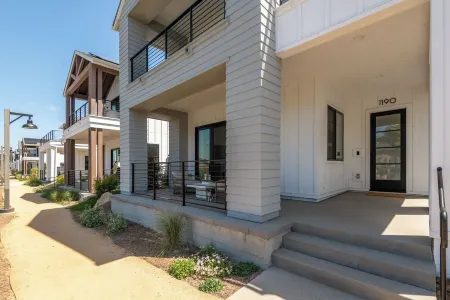 Fox Point Farms Retreat with Ocean Views - extended stays