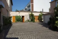 A QUIET BUNGALOW IN THE HEART OF TOWN Hotels near Centre De Formation Louise Couvé