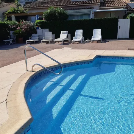 House with swimming pool in a village between Cannes and Grasse on the mimosa road Отели в г. Пегма