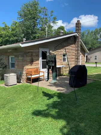 Rustic cottage by the mighty Elk! Отели рядом с достопримечательностью «Uncle John's Elk Creek Campground»