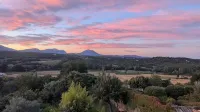 Apartment with panoramic views and terrace, close to Verdon canyon & Moustier