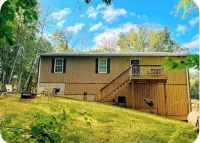 Cozy Farm Home Near I83. Surrounded by a Private Park and Hiking Trails!