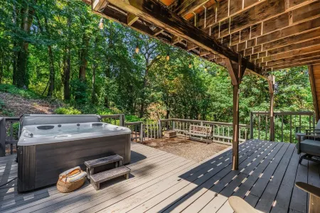 A chalet-style cabin set atop the Red Hills of Dundee in The Willamette Valley Отели рядом с достопримечательностью «Sokol Blosser Winery»