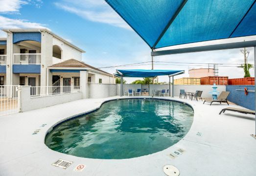 퀄리티 인 스위트 리오그란데 시티의 야외 수영장 이미지