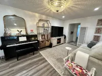 Cozy, charming 1-bedroom unit near the beach, with a piano.