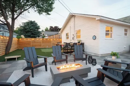 Lake & Lounge - Mid Century - Cozy 3 beds - Walk to Town, Putting Green, Pets