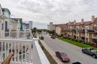 Private Balcony and Communal Pool - Stylish Ocean View Condo