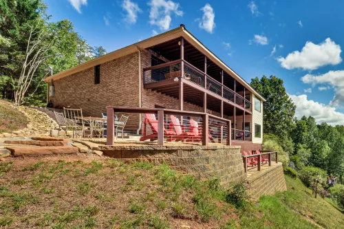 Stunning Dahlonega Gem: Mountain & Waterfall Views - 4-Star