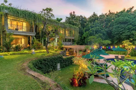 Alamanda Lovina Resort Отели рядом с достопримечательностью «GKII BUKIT KALVARI BANYUSERI»