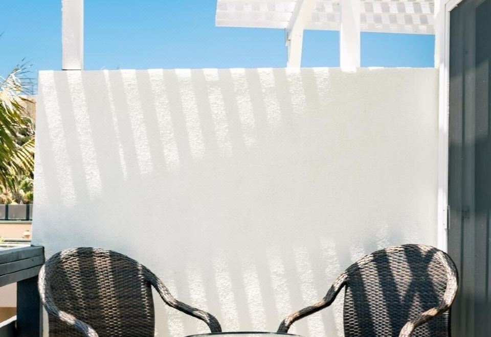 Laguna Cove Hotel의 편안한 침실 내부