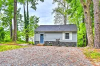 Relaxing Riverfront Cottage w/ Boat Dock! - 3-stjärniga