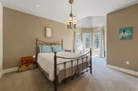 Beautiful Country Villa on 5 Acres, 5 Miles to Downtown