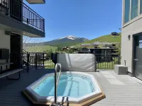 The Gateway Paradise! 2 Bedroom You Want to Ski-in/Ski-Out the Gateway Paradise!