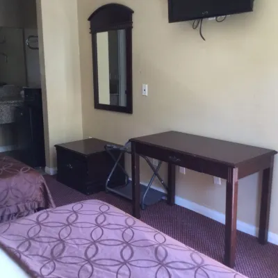 Carlton Motor lodge Hotels near Beverly Park