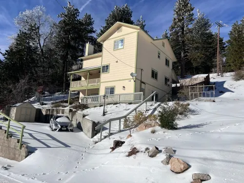 Mountain Escape: Sleeps Multiple Families with Pool Table & Game Room