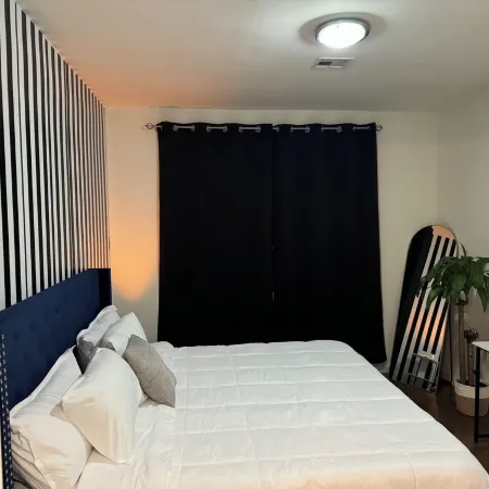 Posh 2BR/2BA King Bed! Free Parking! 30 Min to NYC Отели в г. Ист-Оранж