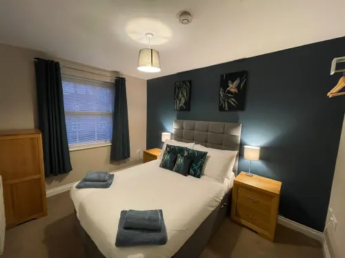 Dog & family friendly 2 bedroom sleeps 6, 10 mins walk to the beach