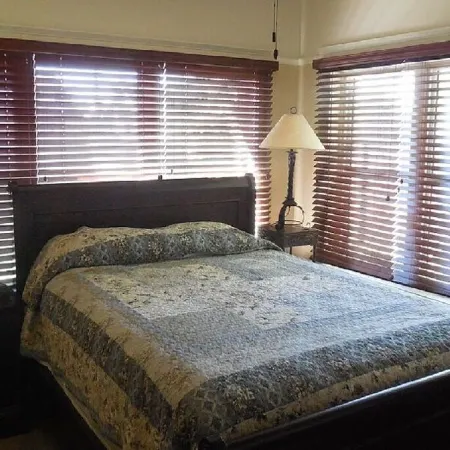 1927 Restored Downtown Phx Historic Bungalow Close to Medical & Sports.