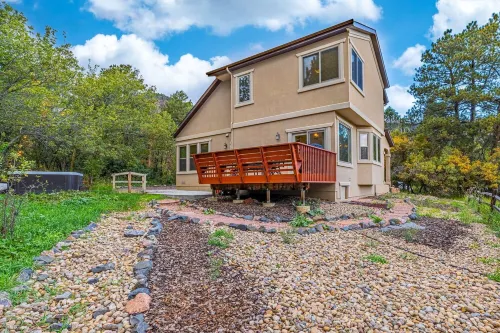 The Glen House, a lovely 4 bedroom home in Palmer Lake, with hot tub, and views! 帕爾默湖住宿飯店