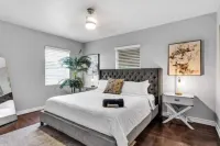 427 NE 107th Studio · 6BR 3BA 7 Beds Pool Parking 2 Kitchen