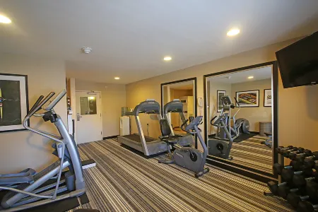 Candlewood Suites Newport News/Yorktown by IHG Отели рядом с достопримечательностью «Riverwalk»