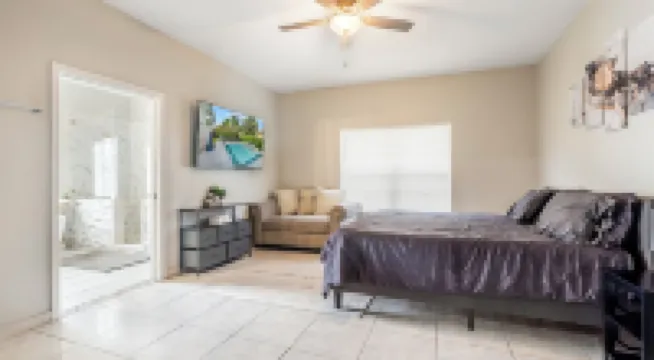 Delray Castle-Minutes to the beach and Atlantic Ave