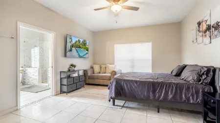 Delray Castle-Minutes to the beach and Atlantic Ave Отели рядом с достопримечательностью «The Art Arena Gallery»