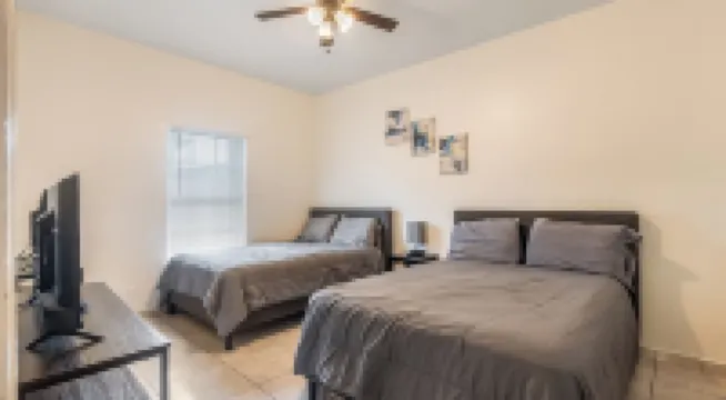 Delray Castle-Minutes to the beach and Atlantic Ave