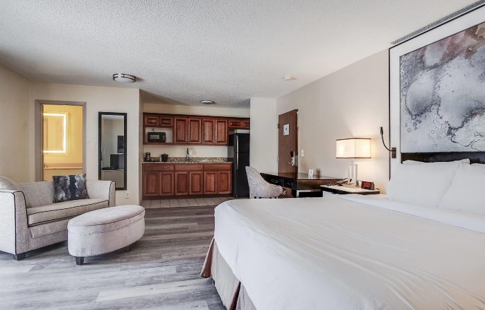 Cottonwood Suites Savannah Hotel & Conference Center