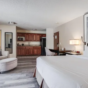 Cottonwood Suites Savannah Hotel & Conference Center