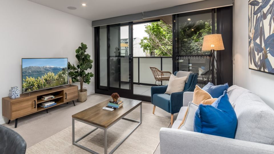 Chic 3-Bed in Central with Pool, Sauna and Gym