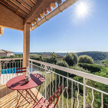 Quiet House with Pool Отели в г. Биот