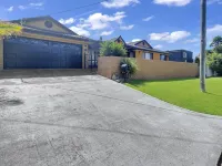 Our Haven: 4-Bed Escape Near Beach & Mogo Trails Hotels in Batehaven