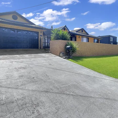 Our Haven: 4-Bed Escape Near Beach & Mogo Trails