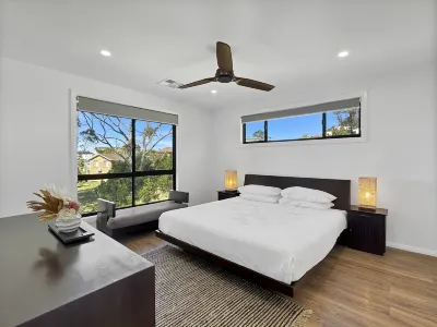 Chic 4-bed Beach House With Sea Views 말루아 베이 비치 주변 호텔