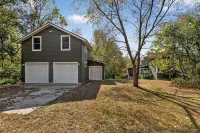 Secluded Woodland Retreat Near Starved Rock Park 4 Bedroom Home - Homestays
