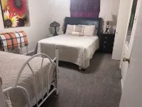 BestStays@King Bee. Large Groups OK.TVs in rooms and Newly Fenced Backyard