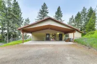 Flathead Lake Views: Scenic & Spacious Retreat! - parking