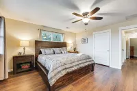 Lakeside Blue Eye Escape w/ Game Room & Hot Tub! - parking