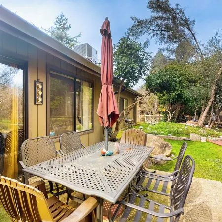 Yard & Patio: Quiet & Well-Stocked Riverside Home